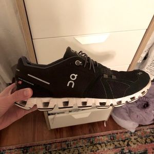 COPY - On Cloud running shoes, size 9